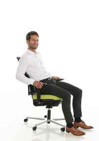 Mann auf einem ergonomischen Bürostuhl