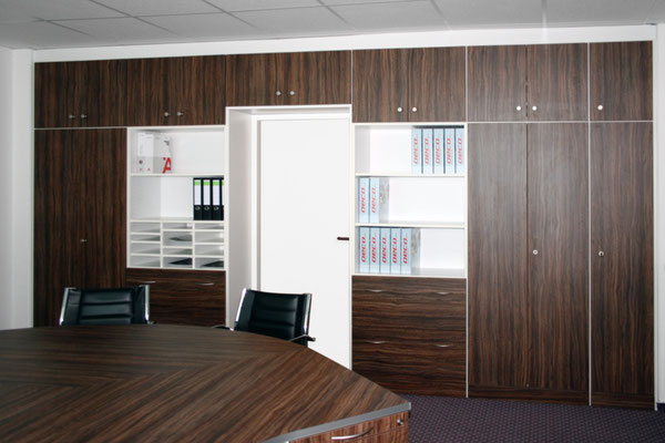 Büroeinrichtung: Schreibtisch mit Schrankwand