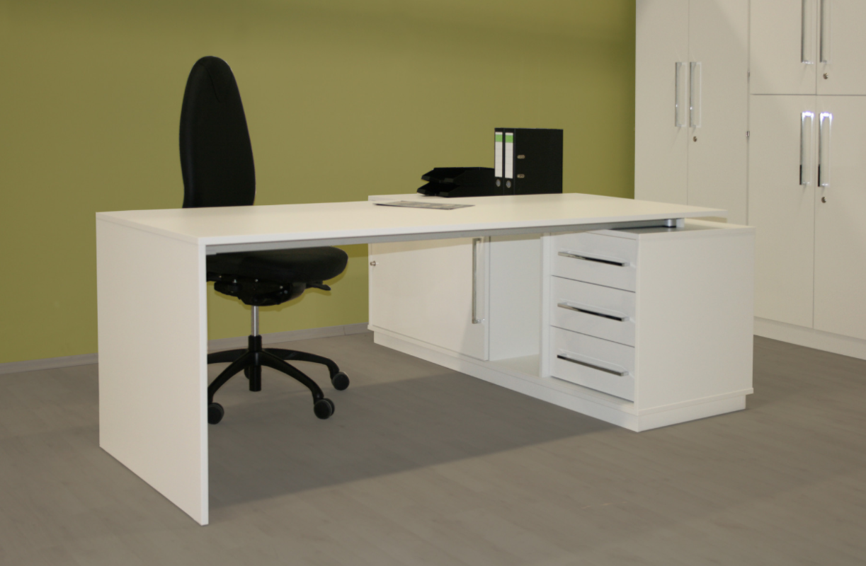 Schreibtischanlage mit Sideboard-Ansatz und Schrankeinheit