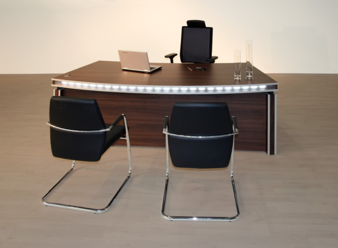 Schreibtisch mit Tischkantenbeleuchtung